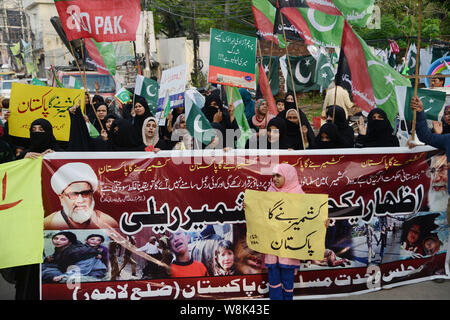 Lahore, Pakistan. 09Aug, 2019. Gli attivisti pakistani del Majlis Wahdat ul Muslimeen (MWM) donne ala tenere cartelloni gridare slogan durante un anti-Indian rally a Lahore. Il Pakistan ha deciso di declassare i suoi legami diplomatici con la vicina India e sospendere gli scambi bilaterali in risposta a New Delhi per la decisione di ridurre lo status speciale del Kashmir, una regione himalayana rivendicato da entrambi i paesi. (Foto di rana Sajid Hussain/Pacific Stampa) Credito: Pacific Press Agency/Alamy Live News Foto Stock