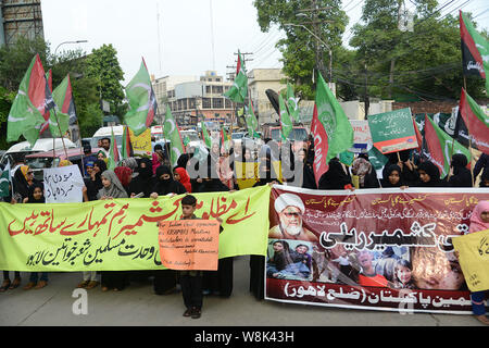 Lahore, Pakistan. 09Aug, 2019. Gli attivisti pakistani del Majlis Wahdat ul Muslimeen (MWM) donne ala tenere cartelloni gridare slogan durante un anti-Indian rally a Lahore. Il Pakistan ha deciso di declassare i suoi legami diplomatici con la vicina India e sospendere gli scambi bilaterali in risposta a New Delhi per la decisione di ridurre lo status speciale del Kashmir, una regione himalayana rivendicato da entrambi i paesi. (Foto di rana Sajid Hussain/Pacific Stampa) Credito: Pacific Press Agency/Alamy Live News Foto Stock