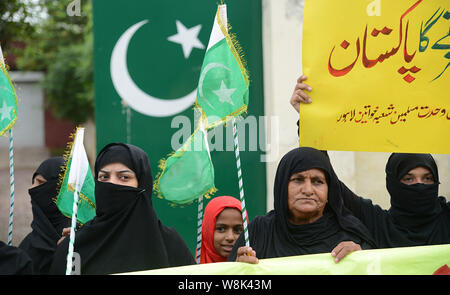 Lahore, Pakistan. 09Aug, 2019. Gli attivisti pakistani del Majlis Wahdat ul Muslimeen (MWM) donne ala tenere cartelloni gridare slogan durante un anti-Indian rally a Lahore. Il Pakistan ha deciso di declassare i suoi legami diplomatici con la vicina India e sospendere gli scambi bilaterali in risposta a New Delhi per la decisione di ridurre lo status speciale del Kashmir, una regione himalayana rivendicato da entrambi i paesi. (Foto di rana Sajid Hussain/Pacific Stampa) Credito: Pacific Press Agency/Alamy Live News Foto Stock