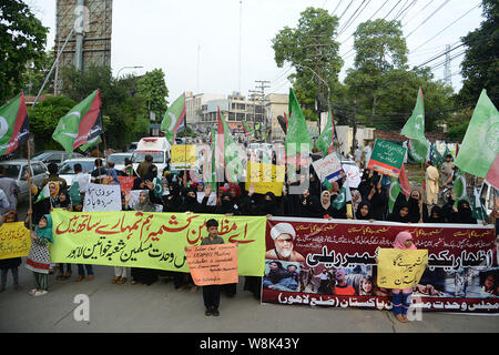 Lahore, Pakistan. 09Aug, 2019. Gli attivisti pakistani del Majlis Wahdat ul Muslimeen (MWM) donne ala tenere cartelloni gridare slogan durante un anti-Indian rally a Lahore. Il Pakistan ha deciso di declassare i suoi legami diplomatici con la vicina India e sospendere gli scambi bilaterali in risposta a New Delhi per la decisione di ridurre lo status speciale del Kashmir, una regione himalayana rivendicato da entrambi i paesi. (Foto di rana Sajid Hussain/Pacific Stampa) Credito: Pacific Press Agency/Alamy Live News Foto Stock