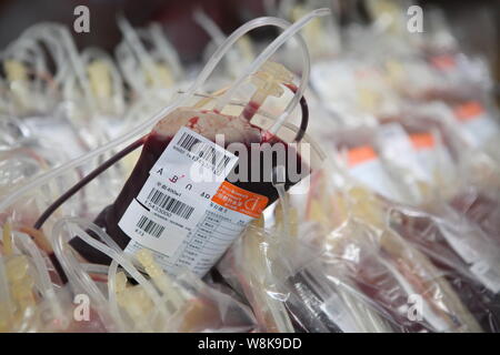 --FILE--sacchetti di sangue di donatori sono raffigurati su una donazione di sangue il bus in Cina a Shanghai, 16 agosto 2014. Il commercio illegale di sangue umano ha ri-e Foto Stock