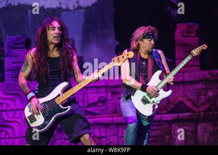 Inglese heavy metal band Iron Maiden esegue presso il suo concerto a Shanghai in Cina, 26 aprile 2016. Foto Stock