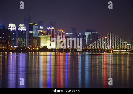 Vista notturna di edifici ad alta Qianjiang nella nuova città di Hangzhou, a est della Cina di provincia dello Zhejiang, 26 luglio 2015. Foto Stock