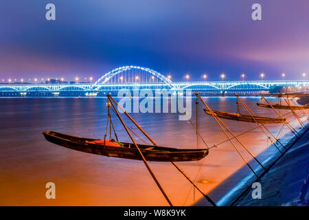 Vista notturna del ponte Fuxing, noto anche come la quarta Qiantangjiang River Bridge in Qianjiang nuova città nella città di Hangzhou, a est della Cina di Zhejiang provin Foto Stock