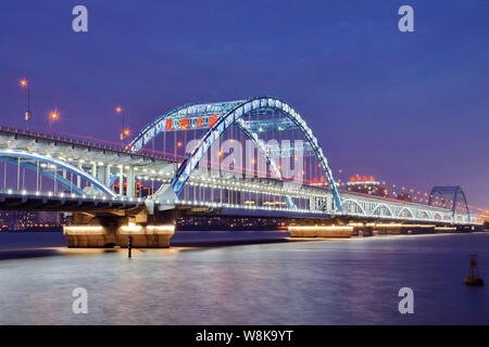 Vista notturna del ponte Fuxing, noto anche come la quarta Qiantangjiang River Bridge in Qianjiang nuova città nella città di Hangzhou, a est della Cina di Zhejiang provin Foto Stock