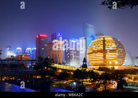 Vista notturna di InterContinental Hotel Hangzhou, a destra e in altri edifici di Qianjiang nuova città nella città di Hangzhou, a est della Cina di provincia dello Zhejiang, Foto Stock