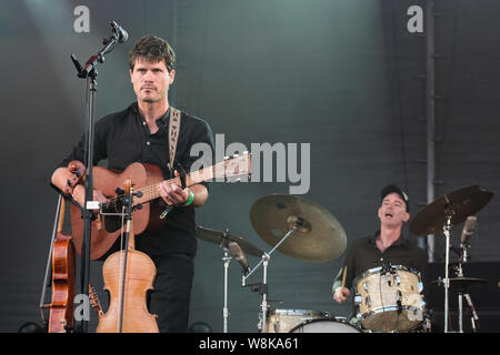 British multi-strumentista, folk cantante e cantautore Seth Bernard Lakeman suona dal vivo sul palco al Festival di Cropredy Banbury. Foto Stock