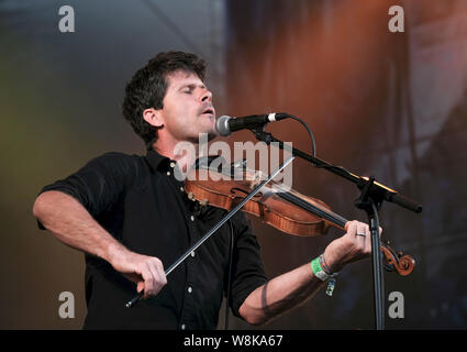 British multi-strumentista, folk cantante e cantautore Seth Bernard Lakeman suona dal vivo sul palco al Festival di Cropredy Banbury. Foto Stock