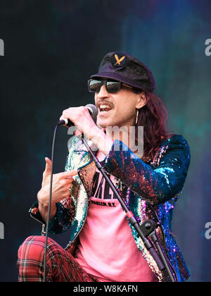 Banbury, Regno Unito. 08 Ago, 2019. Ucraino Eugene Hutz con New York American Gypsy punk band Gogol Bordello suona dal vivo sul palco di Fairport Convention il quarantesimo anniversario Cropredy festival in Banbury, Oxfordshire. Credito: SOPA Immagini limitata/Alamy Live News Foto Stock