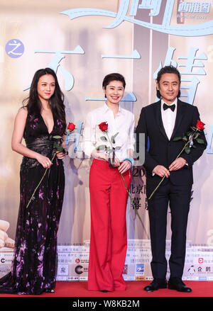 (Da sinistra) attrice cinese Tang Wei, direttore Xue Xiaolu e attore Wu Xiubo arrivare sul tappeto rosso per la premiere del loro nuovo film 'libro di LOV Foto Stock