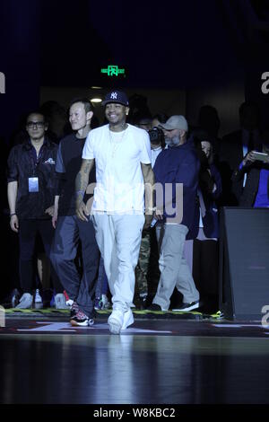 Stella NBA Allen Iverson, anteriore, arriva per un all-star basketball corrispondere durante il suo tour in Cina a Shanghai in Cina, 24 aprile 2016. Foto Stock