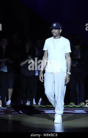 Stella NBA Allen Iverson, anteriore, arriva per un all-star basketball corrispondere durante il suo tour in Cina a Shanghai in Cina, 24 aprile 2016. Foto Stock