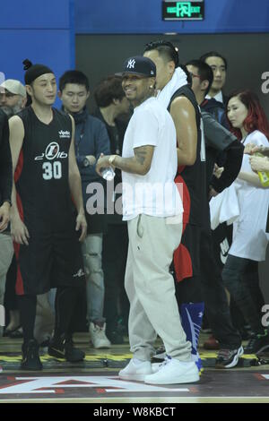 Stella NBA Allen Iverson, anteriore, reagisce in un all-star basketball corrispondere durante il suo tour in Cina a Shanghai in Cina, 24 aprile 2016. Foto Stock