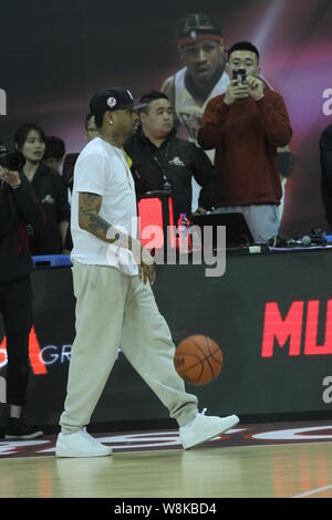 Stella NBA Allen Iverson, anteriore, gioca a basket in un all-star basketball corrispondere durante il suo tour in Cina a Shanghai in Cina, 24 aprile 2016. Foto Stock