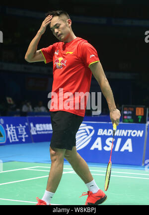 Lin Dan di Cina reagisce come egli compete contro Ihsan Maulana Mustofa dell Indonesia nei loro Uomini Singoli Primo turno corrispondere durante il 2016 a Badminton Foto Stock