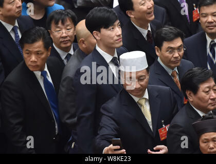 Cinese in pensione 110m ostacoli star Liu Xiang, centro e altri delegati lasciano la Grande Sala del popolo dopo la sessione di apertura per la quarta S Foto Stock