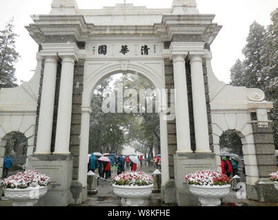 --FILE--Vista di un cancello dell'Università di Tsinghua a Pechino in Cina, 22 novembre 2015. Università cinesi hanno dimostrato il loro merito, secondo thev20 Foto Stock