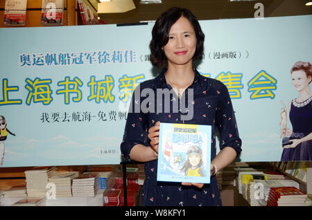 --FILE--cinese imbarcazioni a vela olimpica racing campione Xu Lijia pone in corrispondenza di un evento di firma per promuovere il suo nuovo libro in Shanghai, 13 luglio 2015. Della Cina di Xu Lij Foto Stock