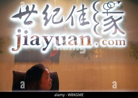 --FILE--un dipendente cinese lavora alla reception presso la sede del sito di dating online jiayuan.com in Cina a Shanghai, 20 maggio 2011. Jiayuan Int Foto Stock