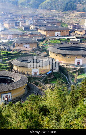 Vista di Chuxi Tulou di cluster o di edifici in terracotta in Chuxi village, Xiayang Town, Yongding county, a sud-est della Cina di provincia del Fujian, 5 marzo 2016. C Foto Stock