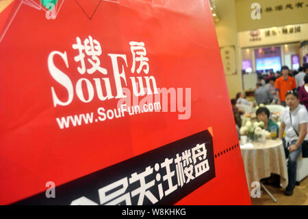 --FILE--I Homebuyers visitare lo stand di cinesi online servizi immobiliari SouFun.com sito nel corso di una fiera di alloggiamento a Shanghai in Cina, il 2 maggio 2014. Vero Foto Stock
