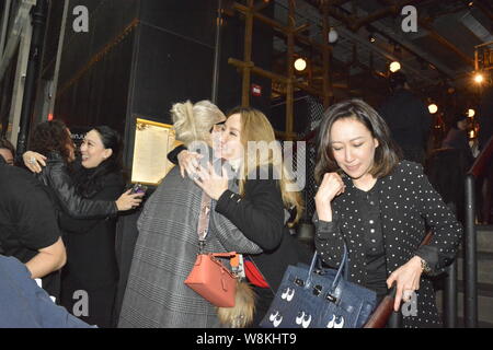 Hong Kong-nato cantante americana Coco Lee, seconda a destra, abbracci cantante britannico Rita ora come lei feste Rita presso il suo ristorante a Hong Kong, Cina, 22 marzo Foto Stock