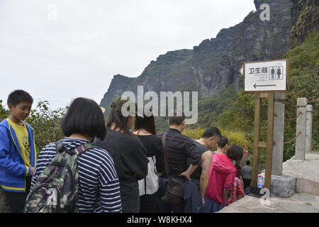 --FILE--turisti in coda fino a un wc pubblico in un punto panoramico in Tongren city, a sud-ovest della Cina di Guizhou, 4 ottobre 2015. La Cina ritiene Foto Stock