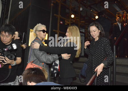 Hong Kong-nato cantante americana Coco Lee, seconda a destra, saluta il cantante britannico Rita ora come lei feste Rita presso il suo ristorante a Hong Kong, Cina, 22 Mar Foto Stock