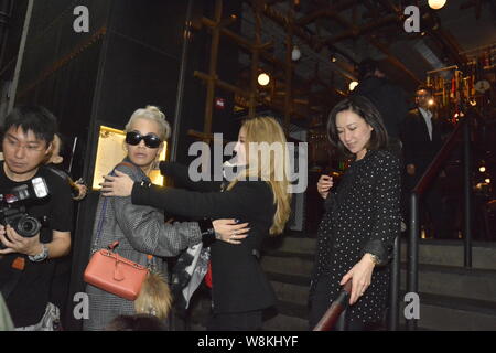 Hong Kong-nato cantante americana Coco Lee, seconda a destra, saluta il cantante britannico Rita ora come lei feste Rita presso il suo ristorante a Hong Kong, Cina, 22 Mar Foto Stock