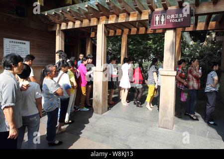 --FILE--turisti in coda fino a un wc pubblico presso il West Lake Scenic Area in Hangzhou, est della Cina di provincia dello Zhejiang, 1 ottobre 2014. La Cina sarà Foto Stock