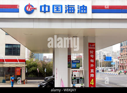 --FILE--Vista di una stazione di rifornimento di CNOOC (China National Offshore Oil Corporation) nella città di Changzhou, est cinese della provincia di Jiangsu, 20 marzo 2016. Af Foto Stock