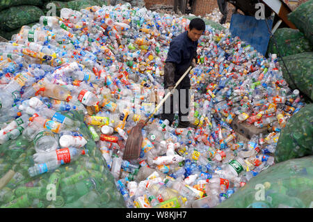 --FILE--un lavoratore cinese accumula scartato le bottiglie di plastica in corrispondenza di una stazione di recupero in città Huaibei, est cinese della provincia di Anhui, 8 marzo 2015. Come le Foto Stock