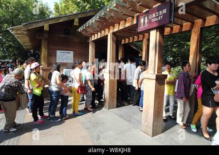 --FILE--turisti in coda fino a un wc pubblico presso il West Lake Scenic Area in Hangzhou, est della Cina di provincia dello Zhejiang, 1 ottobre 2014. La Cina sarà Foto Stock