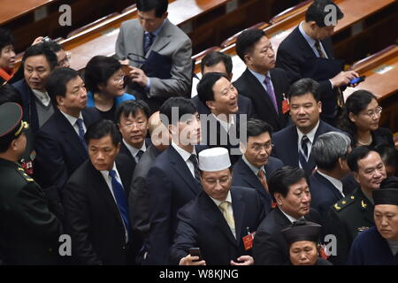 Cinese in pensione 110m ostacoli star Liu Xiang, centro e altri delegati lasciano la Grande Sala del popolo dopo la sessione di apertura per la quarta S Foto Stock