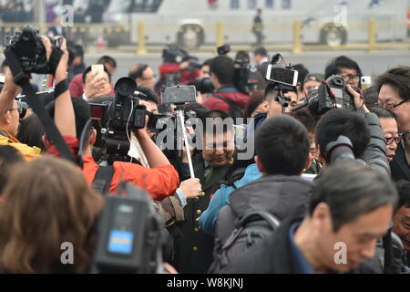 Generale Cinese Mao Xinyu, anteriore, il nipote di Mao Zedong, è circondato dai giornalisti come egli arriva presso la Grande Sala del Popolo di frequentare l'o Foto Stock