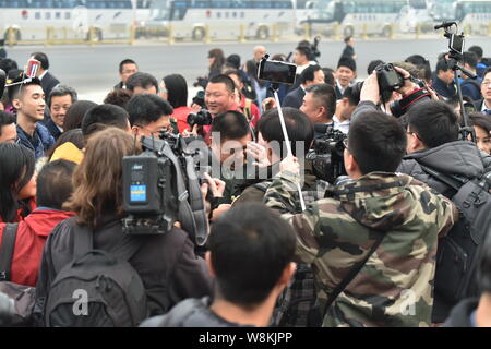 Generale Cinese Mao Xinyu, anteriore, il nipote di Mao Zedong, è circondato dai giornalisti come egli arriva presso la Grande Sala del Popolo di frequentare l'o Foto Stock