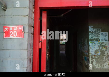 Annunci di alloggiamento per gli acquisti sono incollati sulle pareti delle case in un vicolo a Wenchang Hutong in Xicheng District, Pechino, Cina, 7 marzo 2016. Un cantare Foto Stock