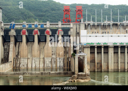 --FILE - Una vista della diga a Jinghong stazione idroelettrica sul fiume Lancang, la parte cinese del fiume Mekong, a Jinghong city, Xishuangban Foto Stock