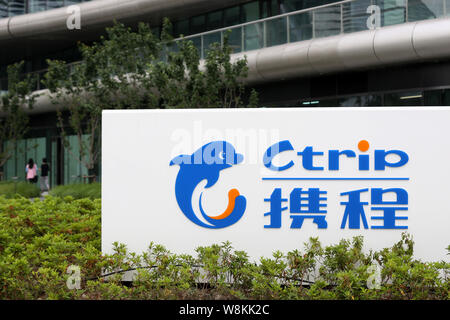 --FILE--Vista di un cartello di Ctrip presso la sede cinese di agenzia di viaggi online Ctrip in Cina a Shanghai, 14 maggio 2015. Ctrip raggiunti net Foto Stock