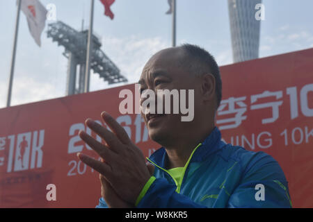 Ex cinese ginnastica Olympic Champion Li Ning, presidente di Li Ning Company Limited, plaude a un evento del 2016 Li Ning 10K in funzione campionato ho Foto Stock