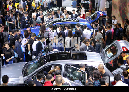 --FILE--i visitatori provare o guardare Mercedes-Benz Cars sul display durante il XIII la Cina (Guangzhou) Salone Internazionale dell'Automobile, noto anche come Foto Stock