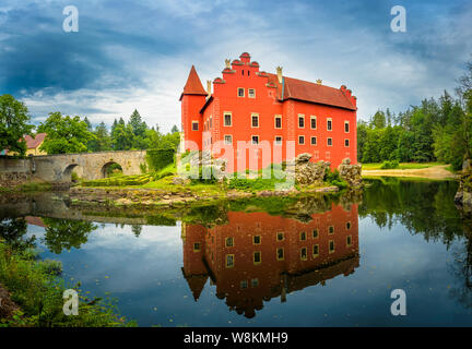 Červená Lhota è un castello in Boemia del Sud, Repubblica Ceca. Sorge al centro di un lago su un isolotto roccioso. Nome Červená Lhota - Rosso Lhota can b Foto Stock