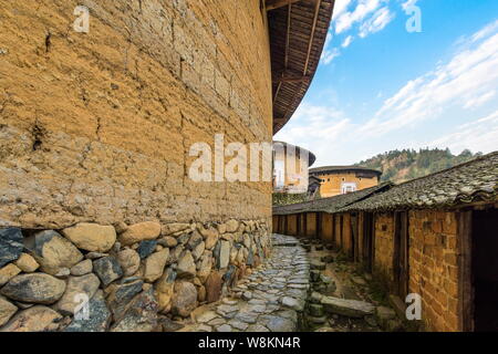 Vista di Chuxi Tulou di cluster o di edifici in terracotta in Chuxi village, Xiayang Town, Yongding county, a sud-est della Cina di provincia del Fujian, 5 marzo 2016. C Foto Stock