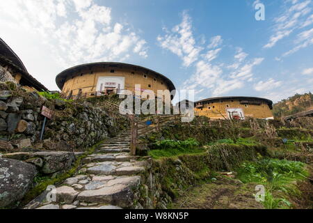 Vista di Chuxi Tulou di cluster o di edifici in terracotta in Chuxi village, Xiayang Town, Yongding county, a sud-est della Cina di provincia del Fujian, 5 marzo 2016. C Foto Stock