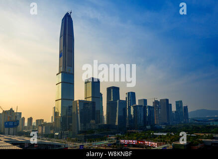 Vista dei grattacieli e edifici ad alta nel quartiere di Futian, città di Shenzhen, Cina del sud della provincia di Guangdong, 27 febbraio 2016. Foto Stock