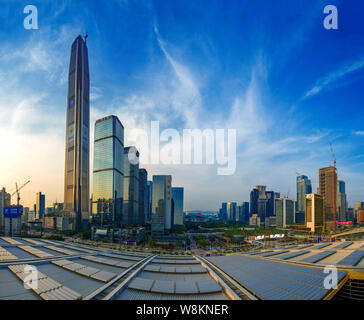 Vista dei grattacieli e edifici ad alta nel quartiere di Futian, città di Shenzhen, Cina del sud della provincia di Guangdong, 27 febbraio 2016. Foto Stock