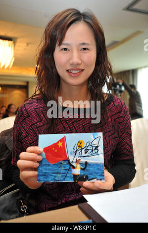 --FILE--cinese imbarcazioni a vela olimpica racing campione Xu Lijia mostra una cartolina con la sua firma nel corso di una cerimonia di donazione in Cina a Shanghai, 5 Marzo 2 Foto Stock