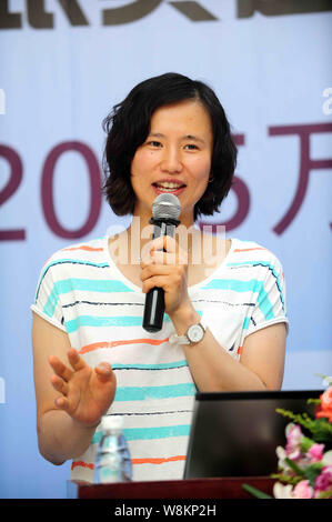 --FILE--cinese imbarcazioni a vela olimpica racing campione Xu Lijia parla durante una vela campagna promozionale nella città di Shenzhen, sud cinese di Guangdong provi Foto Stock