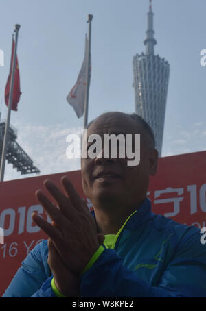 Ex cinese ginnastica Olympic Champion Li Ning, presidente di Li Ning Company Limited, plaude a un evento del 2016 Li Ning 10K in funzione campionato ho Foto Stock