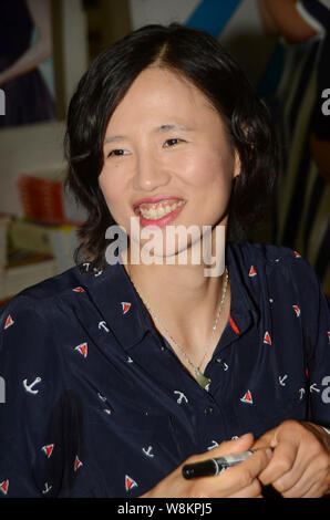 --FILE--cinese imbarcazioni a vela olimpica racing campione Xu Lijia reagisce ad un evento di firma per promuovere il suo nuovo libro in Shanghai, 13 luglio 2015. Della Cina di Xu Li Foto Stock